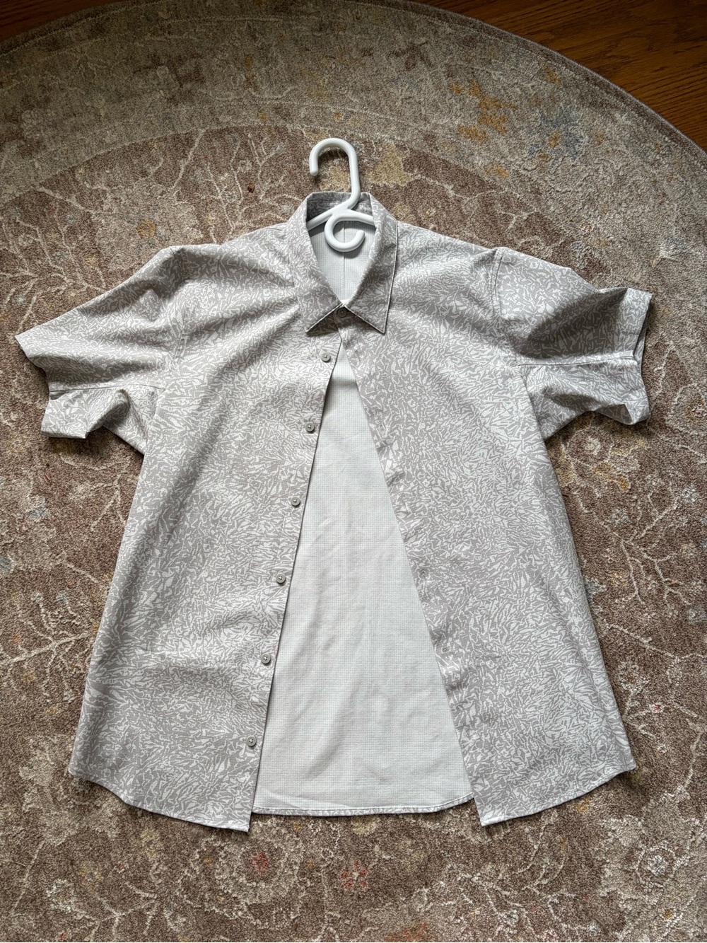 Men's Lululemon Short-Sleeve Button-Up Shirt - Light Beige Print - Picture 3 of 3